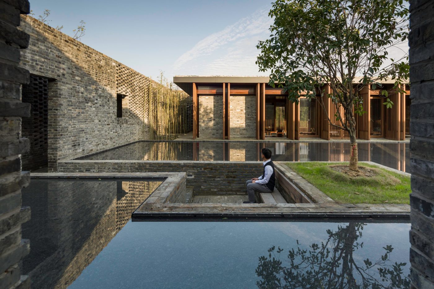 Tsingpu Yangzhou Retreat. Brick Award 22 Category "Building outside the box". neri & hu design and research office. Courtyard view