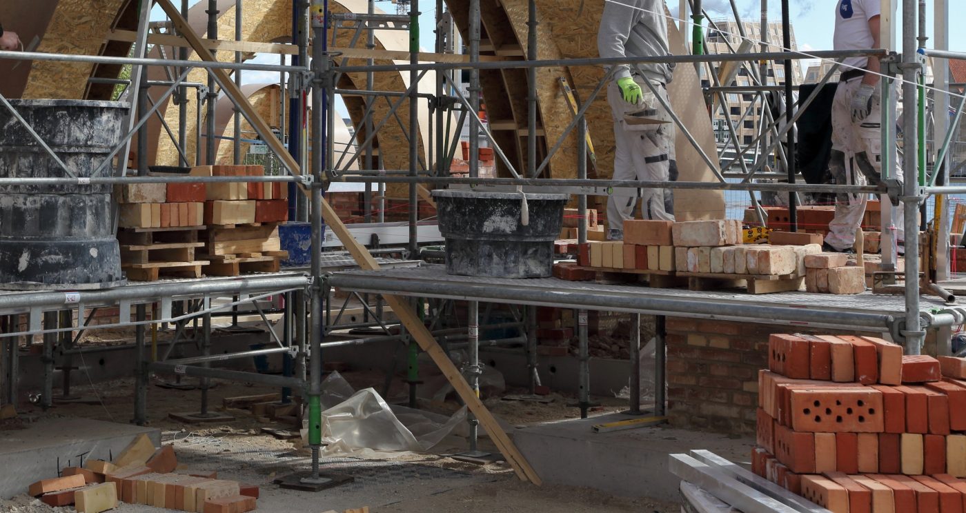 Mursten: Murerer in situ - LESS - Bricks in Common | Egernsund Wienerberger A/S