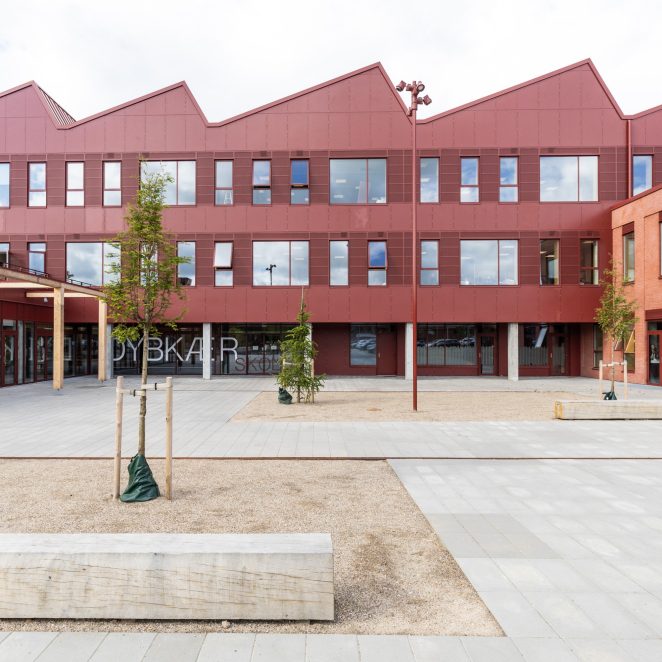 Røde mursten understreger fortællingen om Skolen på bakken