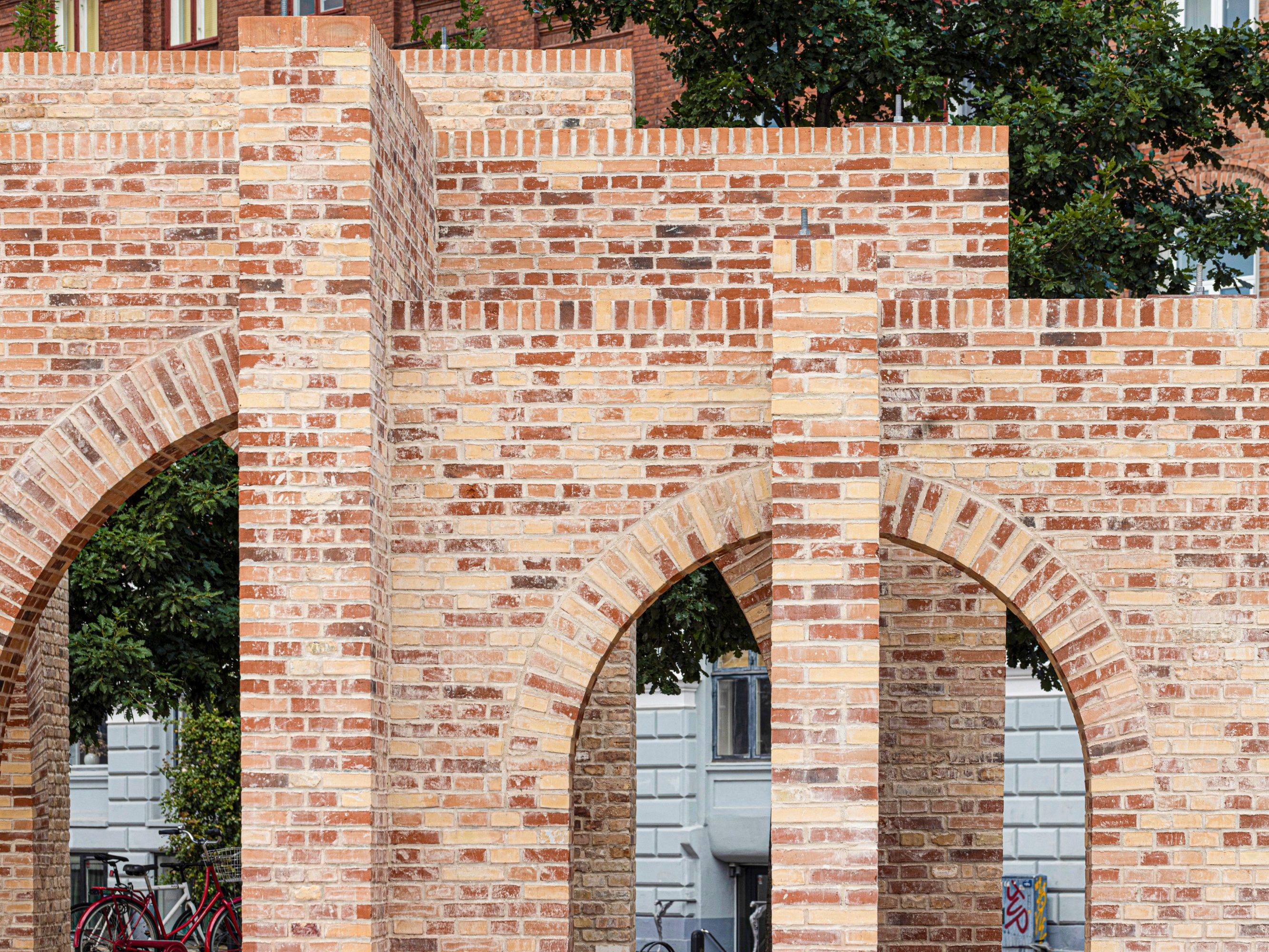 Brick: EW0466 Kobber - EW2331 Rosé - EW2207 Rød mørk - EW2115 Sommer | Bricks in Common Pavillion, Copenhagen