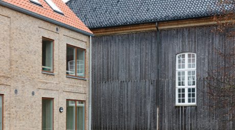 Den Gamle Skole, Messing