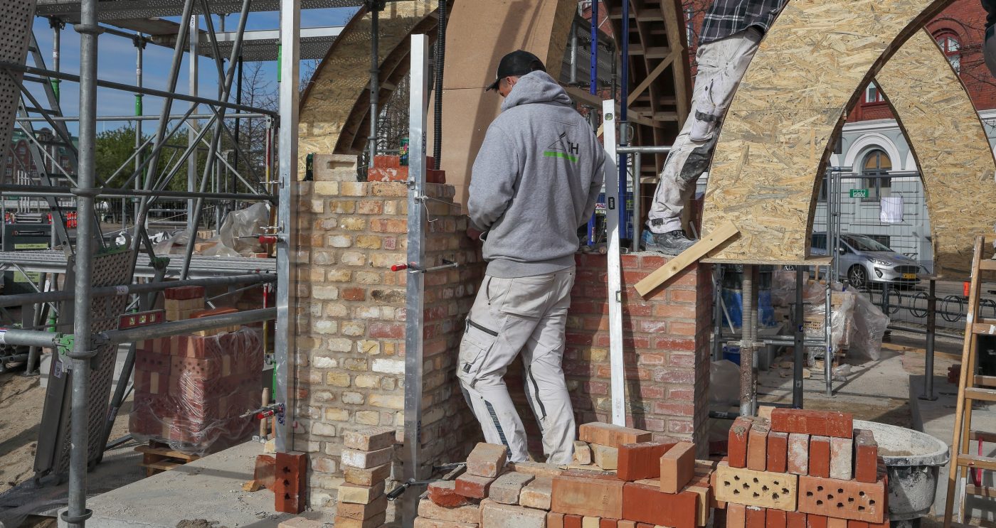 Mursten: Murerer in situ - LESS - Bricks in Common | Egernsund Wienerberger A/S
