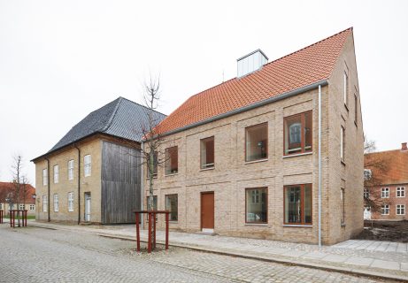 Den Gamle Skole, Messing