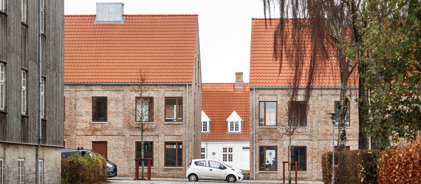 Den gamle skole, Messing