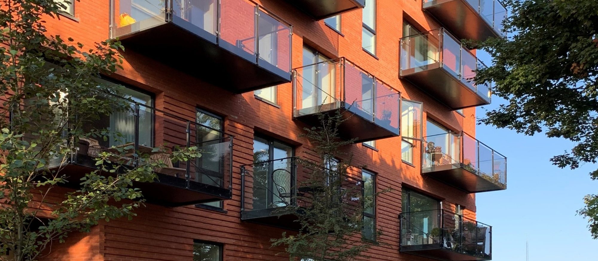 Murstenboliger med moderne arkitektoniske detaljer