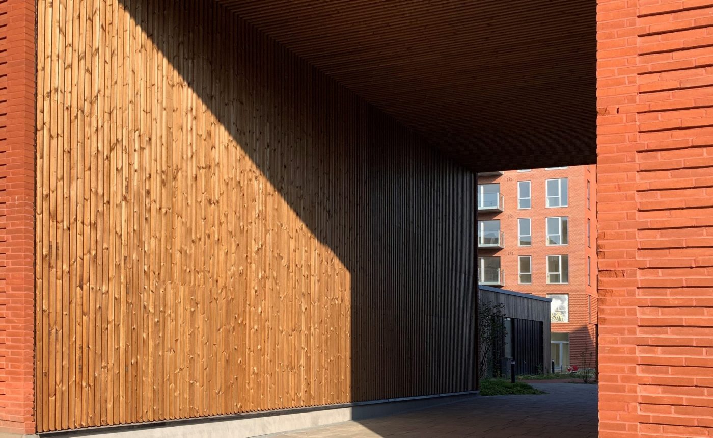 Murstenboliger med moderne arkitektoniske detaljer