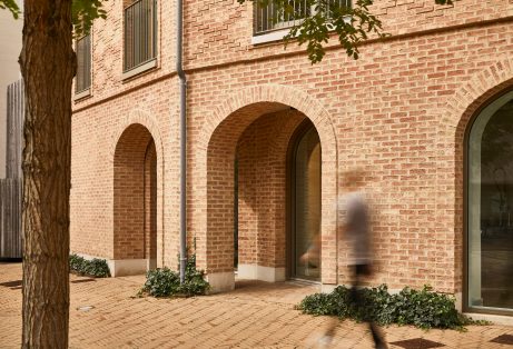 Brick: EW3370 Gulrød med spil Tagsten: Datura Naturrød+ | Oluf Bagers Plads, Odense (Denmark)