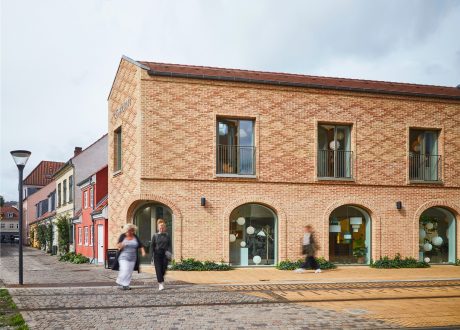 Brick: EW3370 Gulrød med spil Tagsten: Datura Naturrød+ | Oluf Bagers Plads, Odense (Denmark)