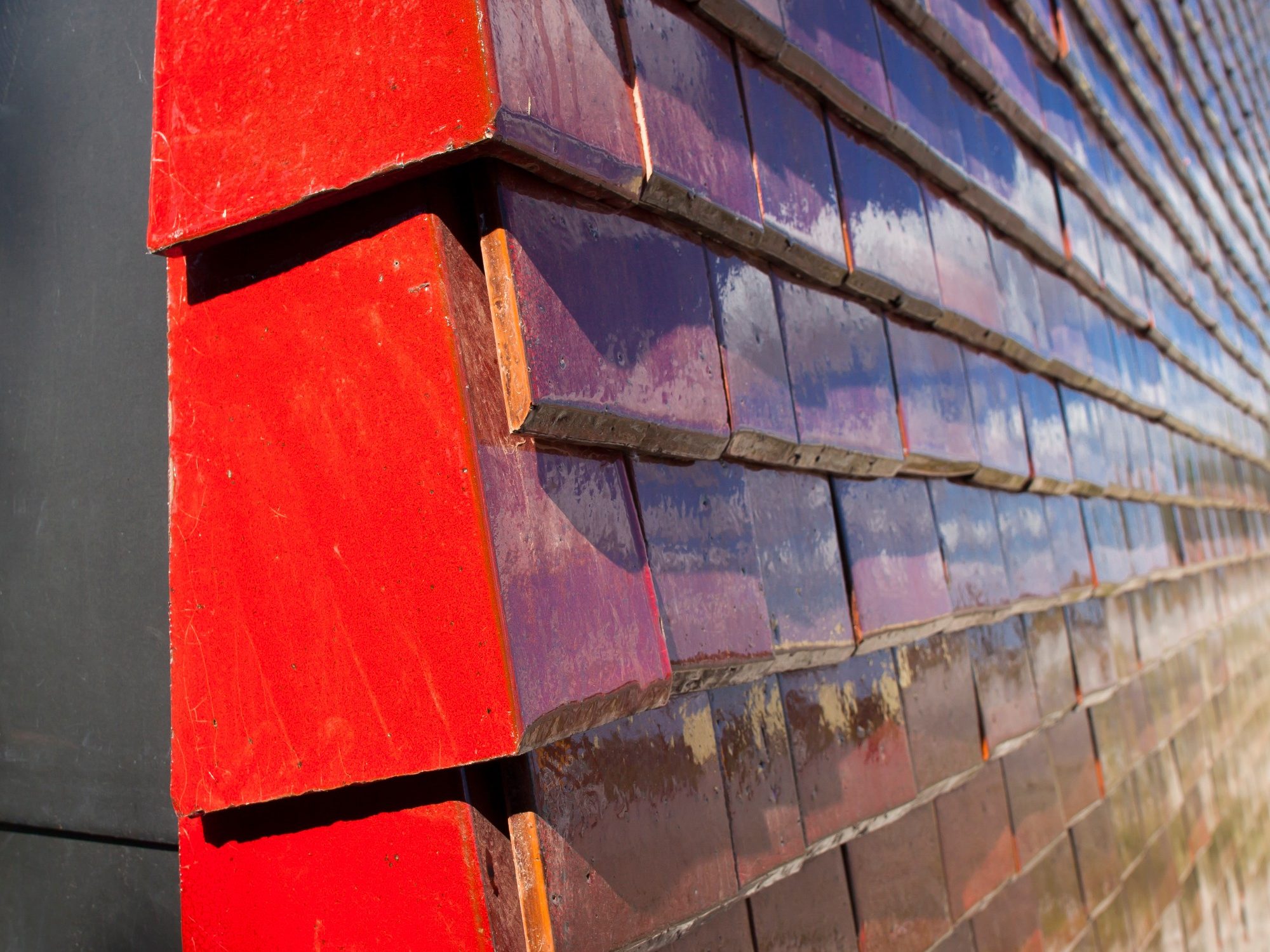 Housing complex classified as one of UNESCO's World Heritage Sites. Area : 14673 m2. Cost : 9,2 M € HT. Award winner : Prix du jury au concours d'architecture Bas Carbone EDF and Prix Architecture Bâtiment tertiaire. 62700 BRUAY-LA-BUSSIERE. Tile Koramic Aléonard Emaillée Rubis. Siding and roof's implementation.