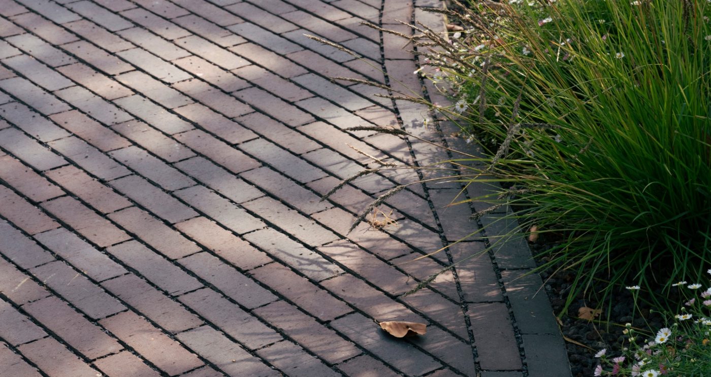 Freiflächen, Platzgestaltung, Aquata, Pflasterklinker, wasserdurchlässig, versickerungsfähig, Läuferverband, Landschaftsgestaltung, Naturschutzgebiet, Belgien, Het Maldegemveld, Tuinaanneming Trenson, Adegem