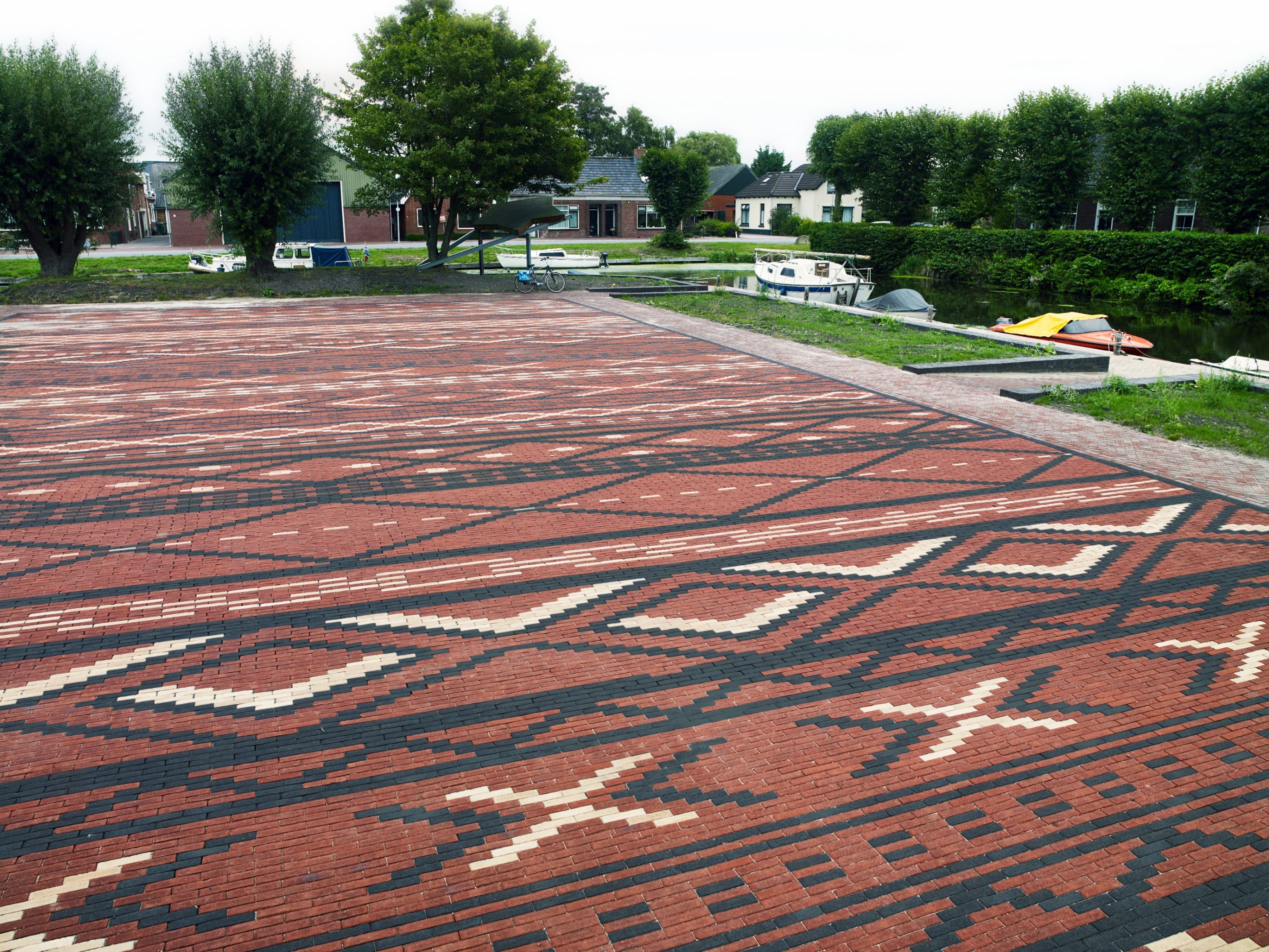 Renovation port area | Stedum | Pavers: Paviona, Nero and Siena WF (carpet), Padova DF (sidewalk) and the Padova KK80 (roadway) | Architect: MD landscape architets, Haren | Client: Township Loppersum | Contractor: Elzinga, Uithuizermeeden | Realization: 2018