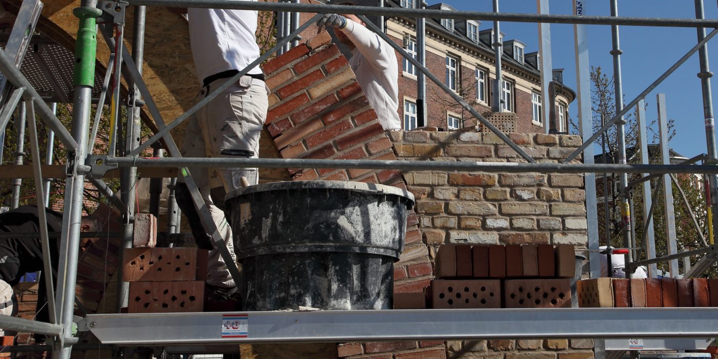 Mursten: Murerer in situ - LESS - Bricks in Common | Egernsund Wienerberger A/S