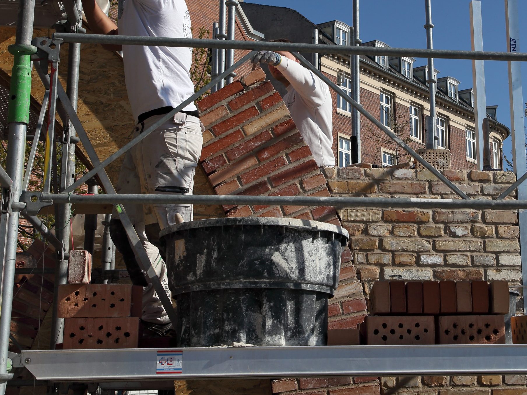 Mursten: Murerer in situ - LESS - Bricks in Common | Egernsund Wienerberger A/S